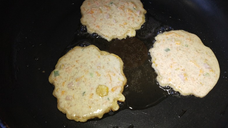 田园南瓜饼,锅里放入适量油烧热,舀入面糊,小火煎制