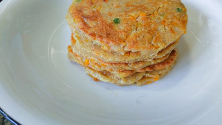 田园南瓜饼,盛在盘里,稍微凉了后,用剪刀剪成饼状是为了更好看,强迫症所致
