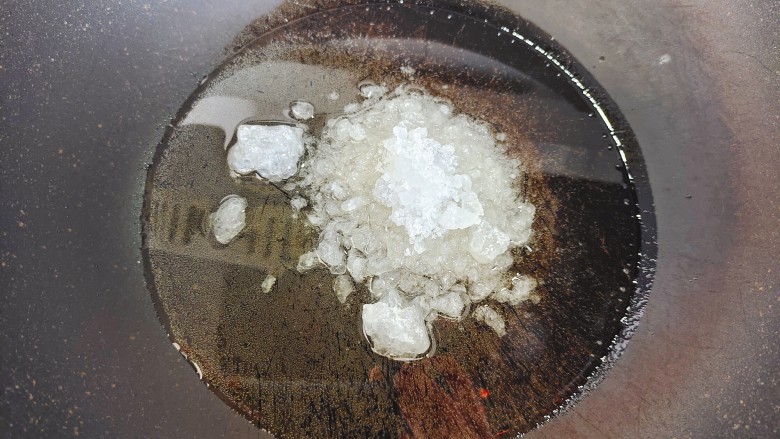 板栗排骨煲,烧热锅,入适量食用油,下两大勺冰糖