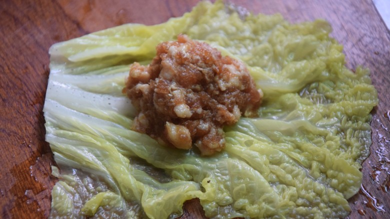 白菜卷肉,取一片菜叶平摊好,放上适量肉馅