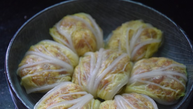 白菜卷肉,包起来,再码入盘中