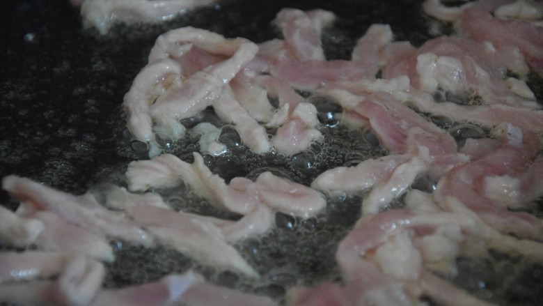 酱香年糕,热锅凉油,倒入肉丝炒至断色
