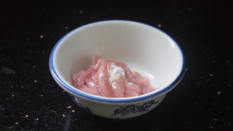 酱香年糕,<a style='color:red;display:inline-block;' href='/shicai/ 414'>猪肉</a>切丝,加入花生油和食用小苏打抓匀腌制十五分钟