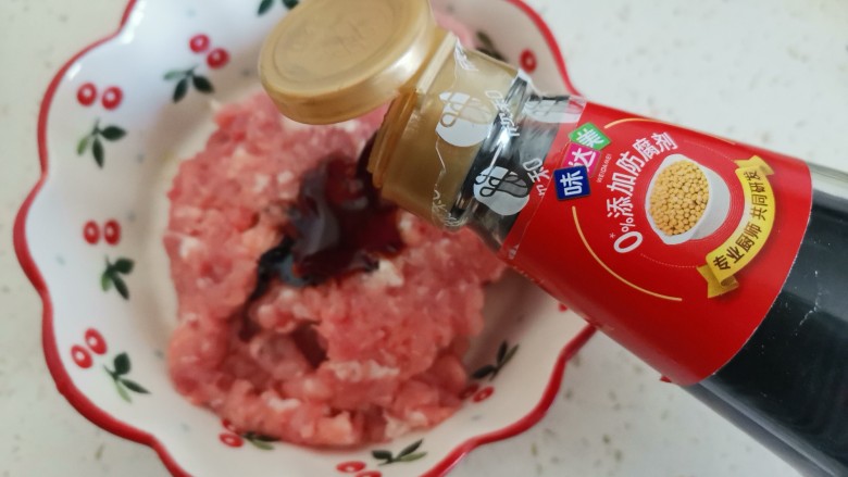 白菜卷肉,把肉末放入盘中,加入2勺<a style='color:red;display:inline-block;' href='/shicai/ 788'>生抽</a>