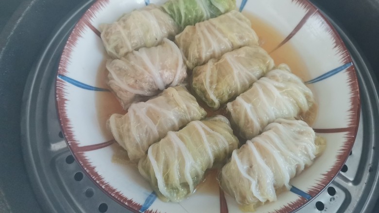 白菜卷肉,锅里烧水,水开上锅蒸20分钟