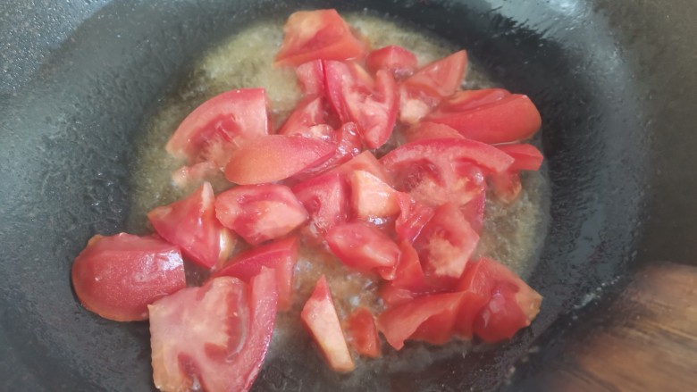 白菜卷肉,起锅烧油,下入西红柿翻炒片刻