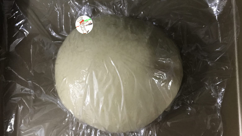 淡奶油小餐包,重新整理光滑盖上保鲜膜,静置15分钟,无需发酵至2.5倍大