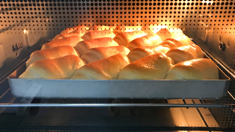 淡奶油小餐包,上色满意后可以及时加盖锡纸,以免颜色过深