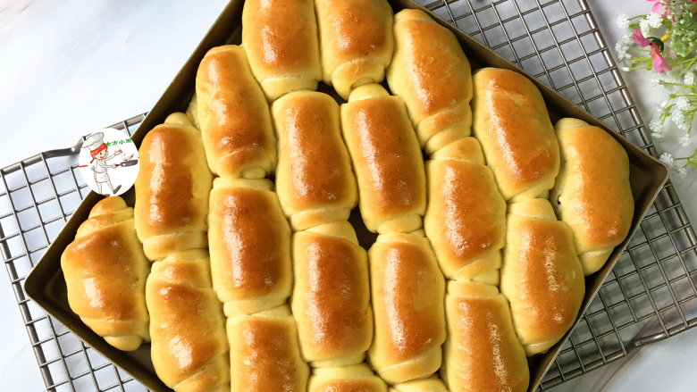 淡奶油小餐包,烤好后,把面包放至烤网上晾凉