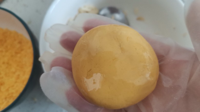田园南瓜饼,收口捏紧按成饼状,表面刷上油