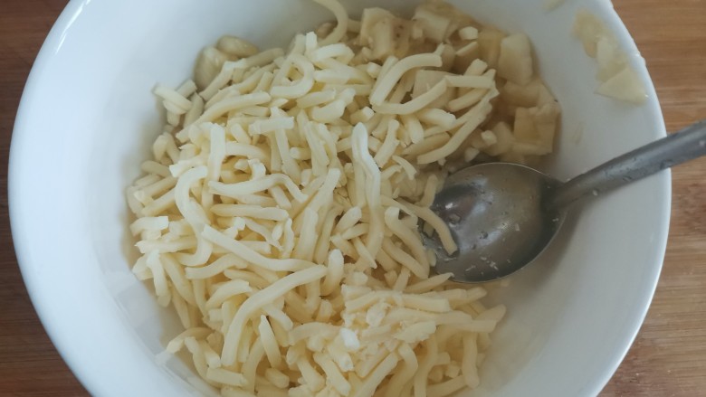 田园南瓜饼,再把香蕉装入碗中,加入解冻好的芝士碎,拌均匀