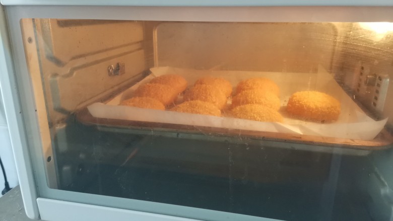 田园南瓜饼,送入预热好的烤箱上下火,180度烤15到20分钟