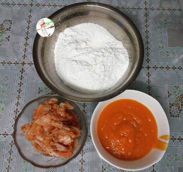 田园南瓜饼,准备好食材,提前将南瓜去皮切块,上锅蒸熟后压成<a style='color:red;display:inline-block;' href='/shicai/ 7594'>南瓜泥</a>,稍稍放凉