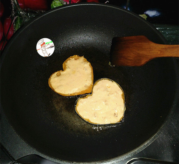 田园南瓜饼,待底面定型后取出模具,用同样的方法煎第2块南瓜饼