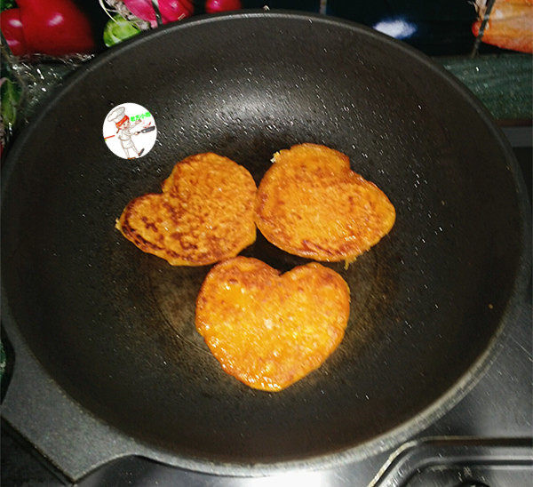 田园南瓜饼,两面全部煎成金黄,关火盛盘