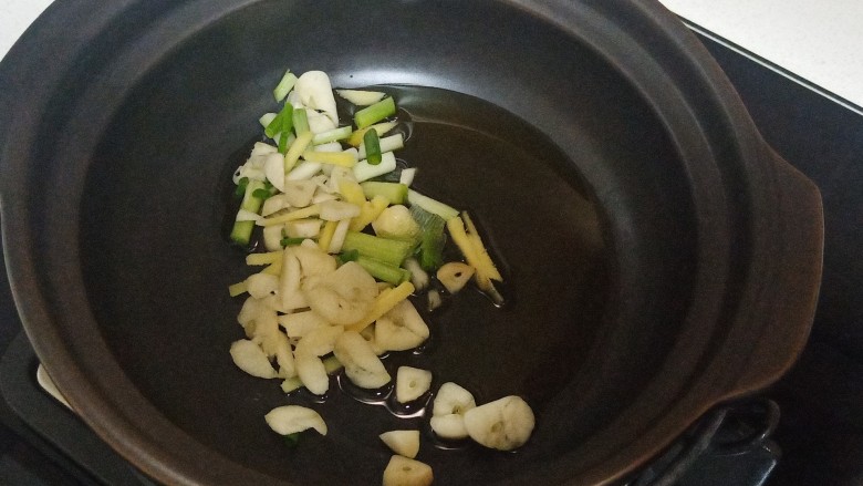 砂锅麻辣肚丝,锅中烧油,加入葱姜蒜爆香
