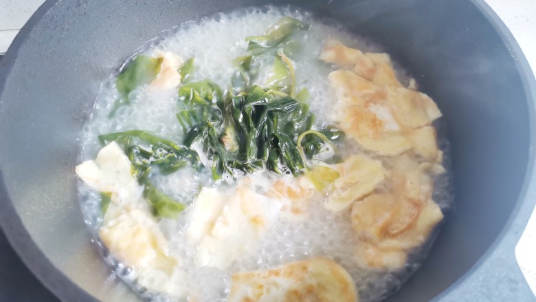 鸡蛋炖豆腐,煮开。