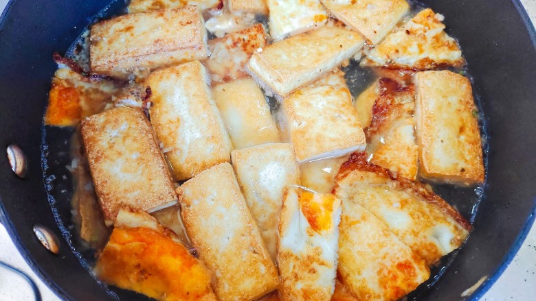 鸡蛋炖豆腐,加入豆腐和鸡蛋,翻炒均匀之后加入适量热开水(水量不要没过食材)