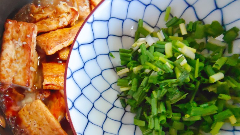 鸡蛋炖豆腐,加入小葱,翻炒均匀即可