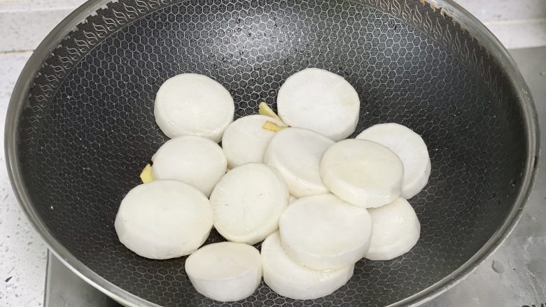 酱香焖萝卜,晶莹剔透,酱香浓郁,比肉还好吃!,加入萝卜块翻炒一会儿
