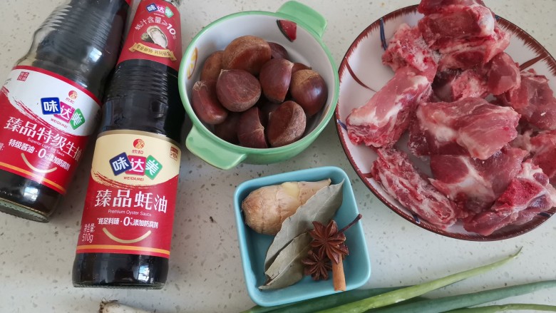 板栗排骨煲,准备食材备用