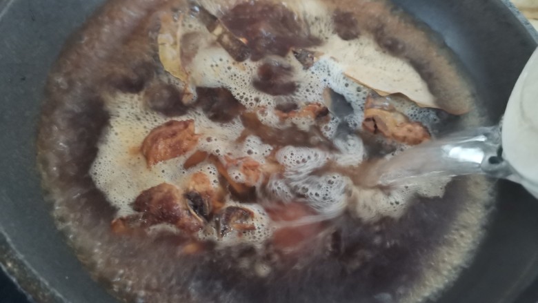 板栗排骨煲,加入没过排骨的开水大火煮开,转小火炖20分钟