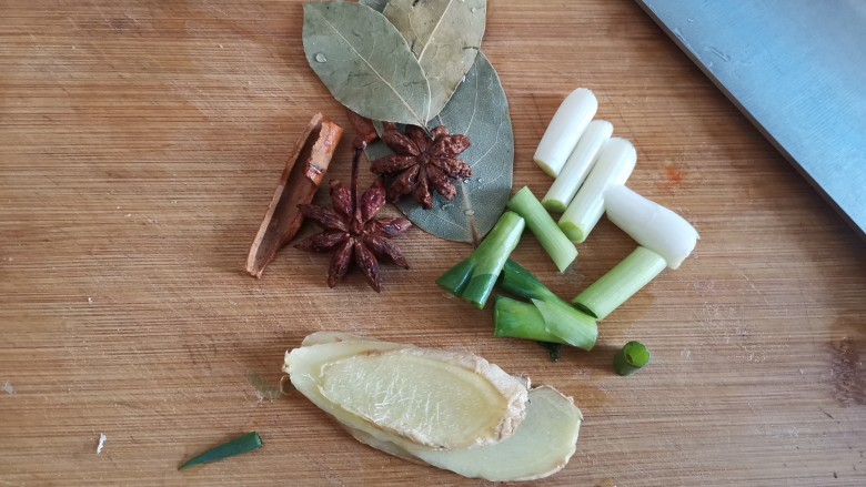 板栗排骨煲,葱姜切好备用,香料洗干净备用