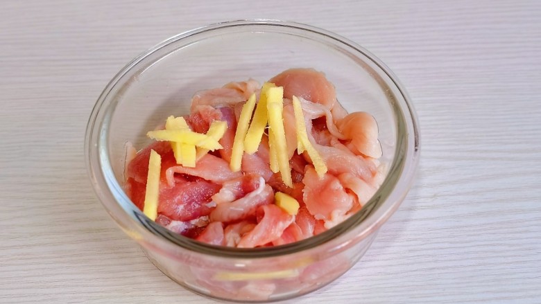 黄瓜炒肉片,肉片放入碗中,加入切好的姜丝。