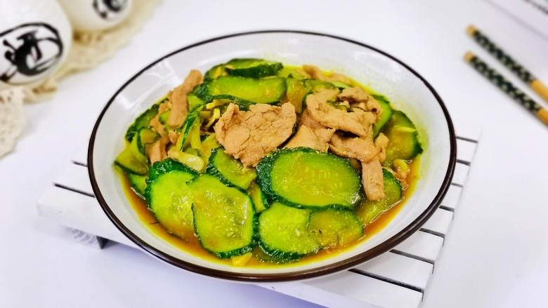 黄瓜炒肉片,简单快手家常小炒,太好吃了。