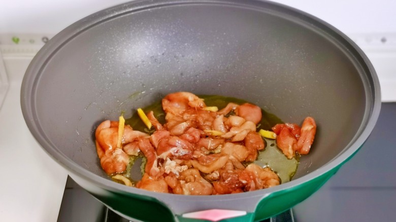 黄瓜炒肉片,起油锅,倒入腌制好的肉片,翻炒变色,加入一勺水。