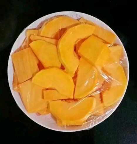田园南瓜饼,覆盖保鲜膜，上锅蒸熟
