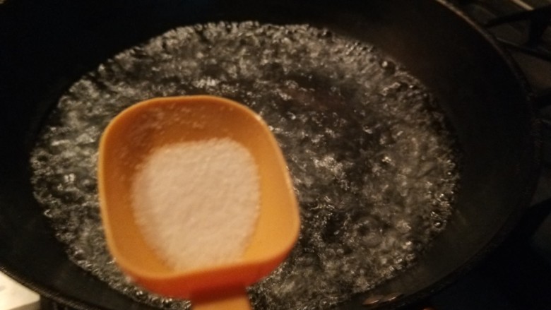 白菜卷肉,锅中加入适量水,一点盐