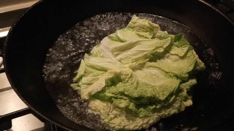 白菜卷肉,倒入锅中烫一下水