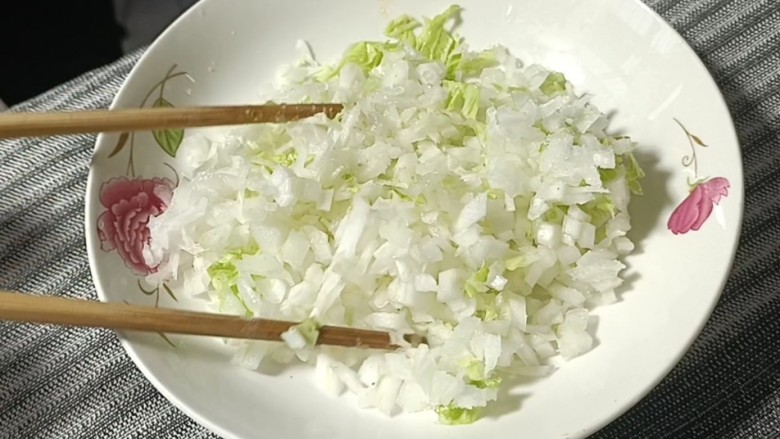 白菜卷肉,梗切碎后加盐,拌匀腌制备用
