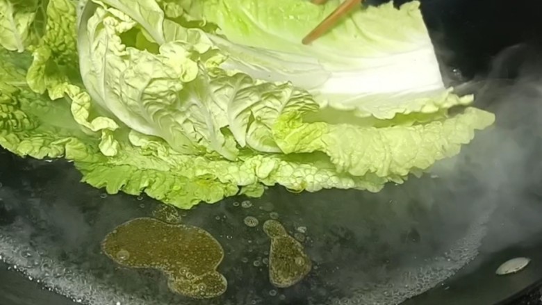 白菜卷肉,<a style='color:red;display:inline-block;' href='/shicai/ 80325'>白菜叶</a>放入开水锅中,煮沸至变软,捞出过凉,沥干水分