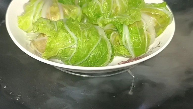 白菜卷肉,放入开水锅中，上汽后蒸7分钟