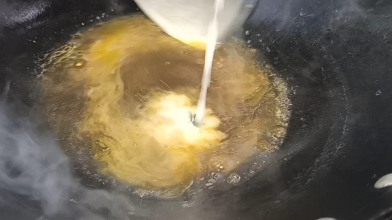 白菜卷肉,加少许油,生抽拌匀至沸腾,淋入淀粉水勾芡