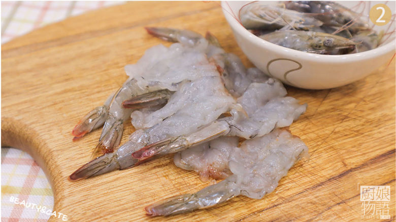 冬天绝对少不了这锅热乎乎的「金汤虾片」虾肉Q弹软嫩,汤汁鲜的不像话!,<a style='color:red;display:inline-block;' href='/shicai/ 293'>基围虾</a>去虾头虾壳,开虾背去虾线。