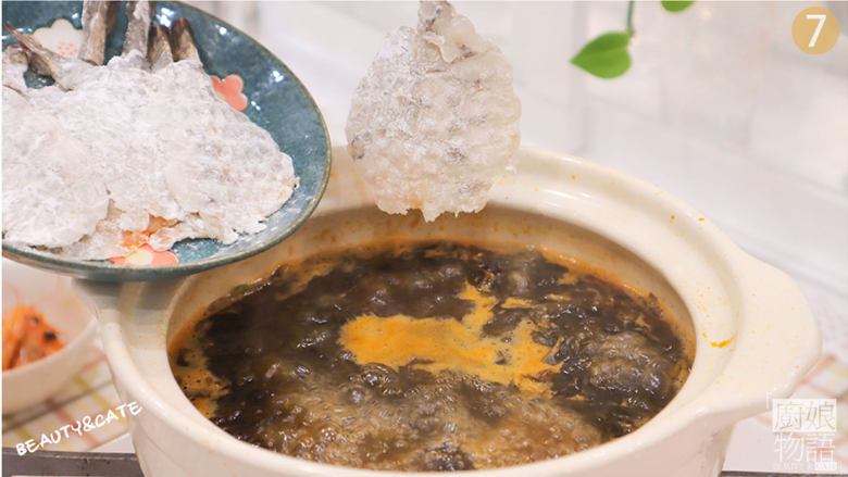 冬天绝对少不了这锅热乎乎的「金汤虾片」虾肉Q弹软嫩,汤汁鲜的不像话!,放入虾肉煮至变色。