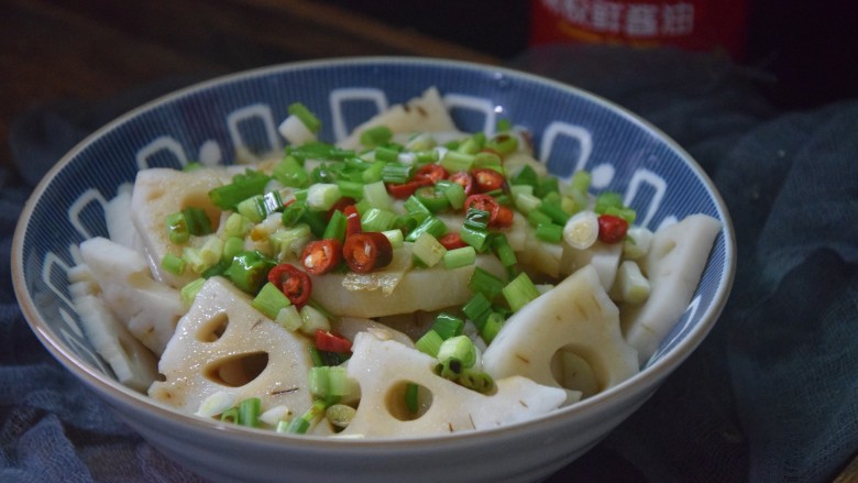 凉拌莲藕,拌匀食用。