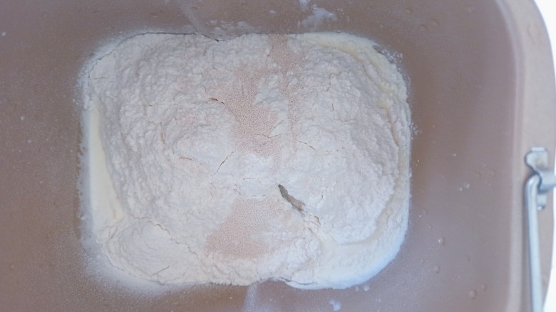 淡奶油小餐包,把全部食材都加入到面包机中,先加液体,再加粉类