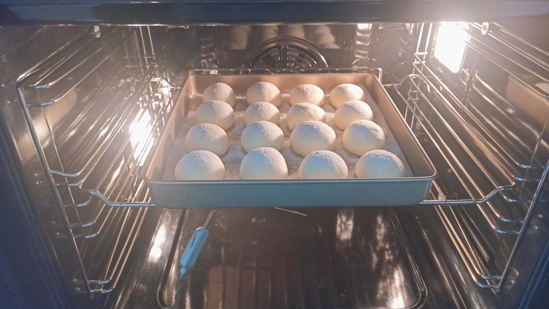 淡奶油小餐包,烤箱提前预热到175℃,摆入烤盘