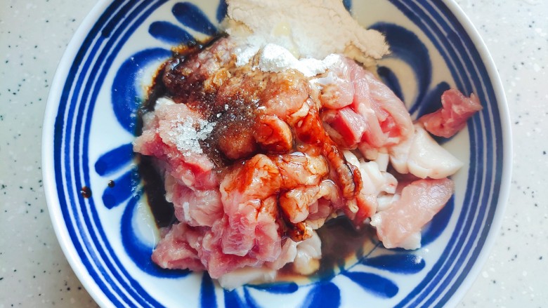 黄瓜炒肉片,<a style='color:red;display:inline-block;' href='/shicai/ 414'>猪肉</a>洗净切片,加适量料酒、生抽,一小勺细砂糖、淀粉,几滴食用油,抓均匀,腌制备用