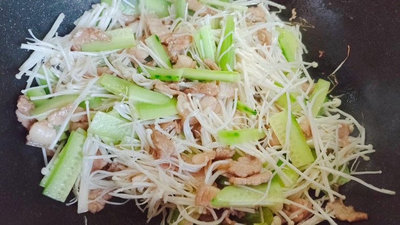 黄瓜炒肉片,加入黄瓜片和肉片,翻炒均匀