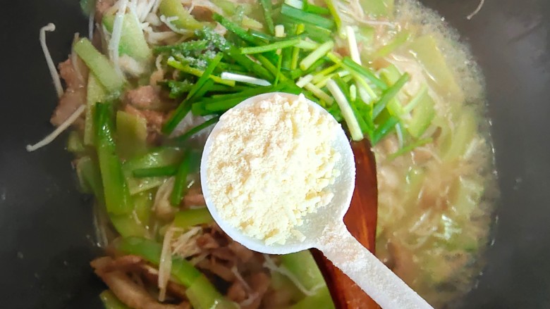 黄瓜炒肉片,加少许鸡精,翻炒均匀即可