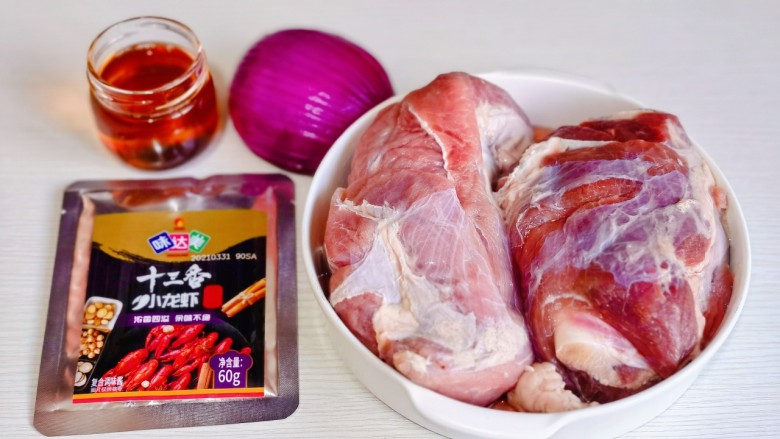 红酒炖羊肉,准备食材,<a style='color:red;display:inline-block;' href='/shicai/ 329'>羊肉</a>泡冷水,将血水泡出。