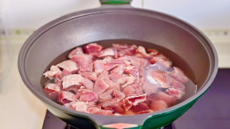 红酒炖羊肉,羊肉块冷水下锅,加入1勺<a style='color:red;display:inline-block;' href='/shicai/ 718'>料酒</a>。