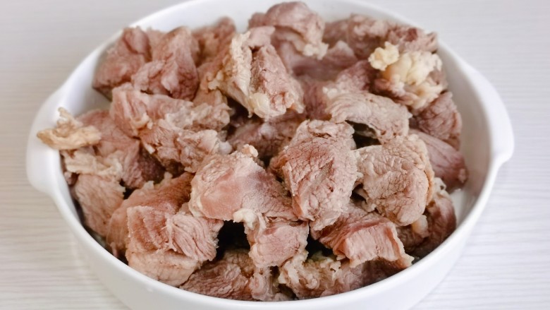 红酒炖羊肉,捞出用水冲洗干净,沥干水分。