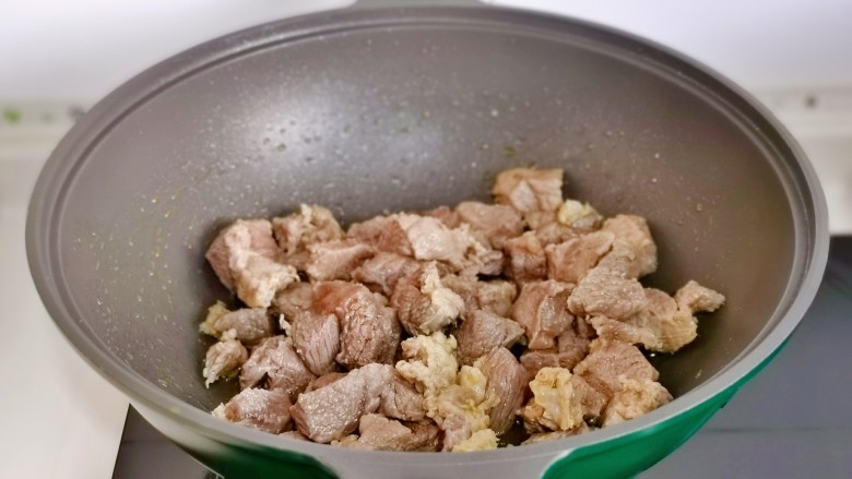 红酒炖羊肉,起油锅,倒入肉块煸炒。