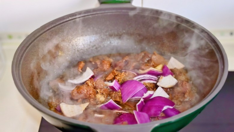 红酒炖羊肉,加入洋葱块,收汁至浓稠即可。(留点汤汁更好吃)